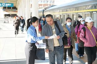 有点帅的✌️！今日湖人没比赛 拉塞尔现身南湾湖人比赛现场